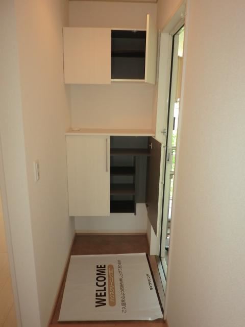 玄関　上下に分かれた下駄箱ですね。