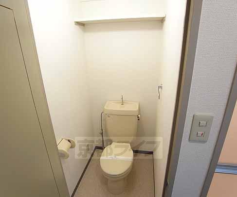 トイレ　棚がついてて便利です