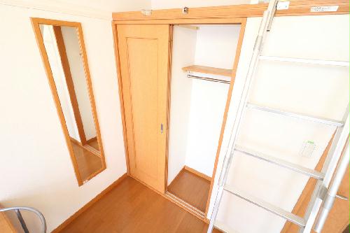 収納　ハシゴを付け替えればクローゼットの上も収納活用が可能!!!