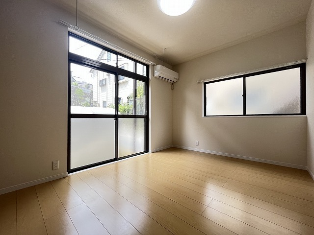 居室・リビング　２面彩光で明るい洋室