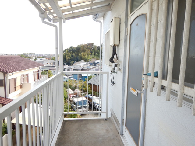 玄関　共用廊下突き当りが洗濯機置き場です。