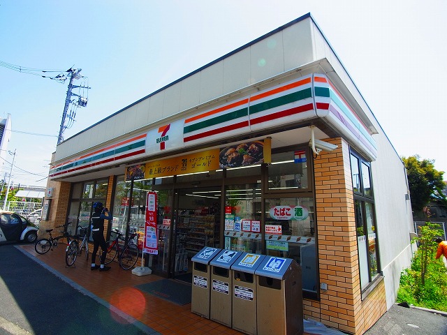 コンビニ　セブンイレブン足立西綾瀬3丁目店（コンビニ）まで350m