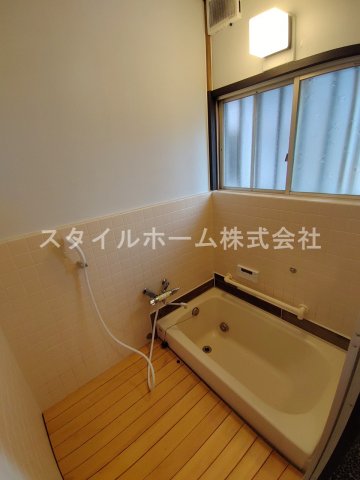 バス・シャワールーム　コンパクトで使いやすいお風呂です