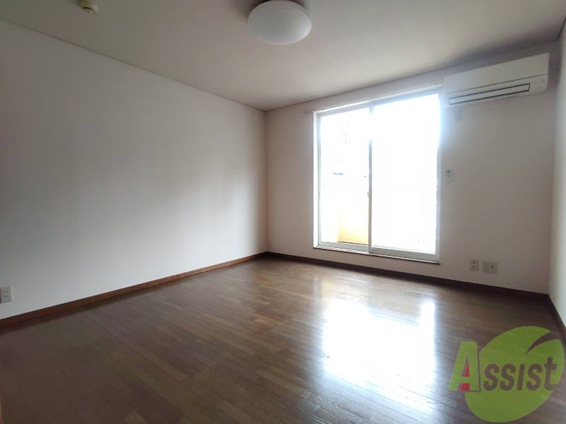 居室・リビング　８帖の洋室です。日差しがあり明るい印象でした。