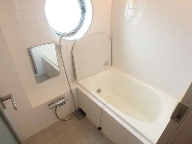 バス・シャワールーム　経済的な追い焚き機能が付いたバスルーム