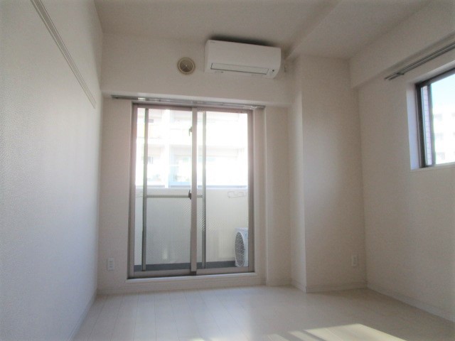 居室・リビング　別号室の参考写真になります。