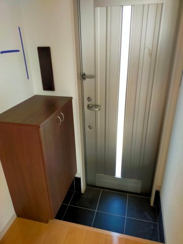 玄関　※クリーニング前の写真です。