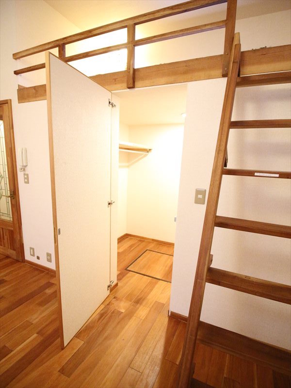 収納　ロフト下部・収納：ウォークインクローゼット