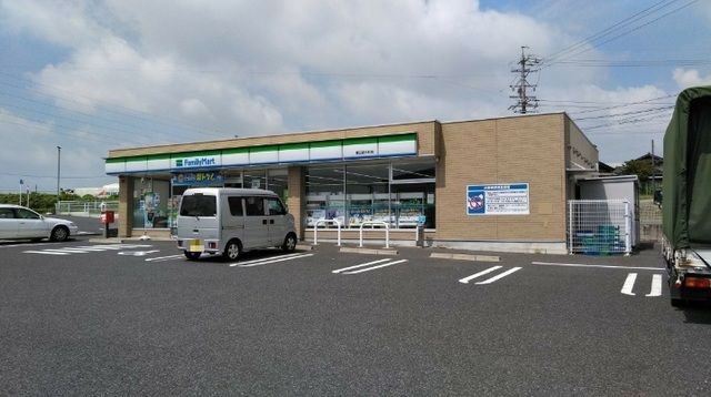 コンビニ　ファミリーマート（コンビニ）まで400m