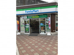 コンビニ　ファミリーマート真清田神社前店（コンビニ）まで462m