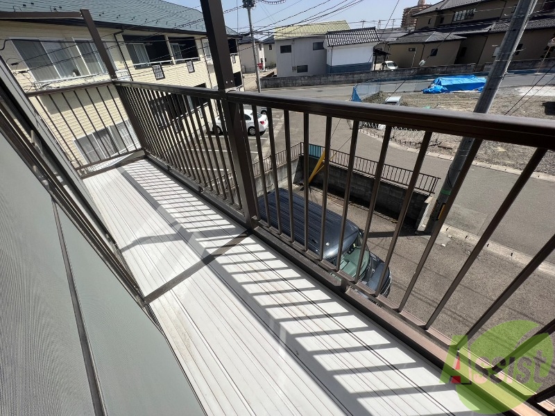 バルコニー　バルコニー付きなので晴れた日は洗濯物が干せそうです。