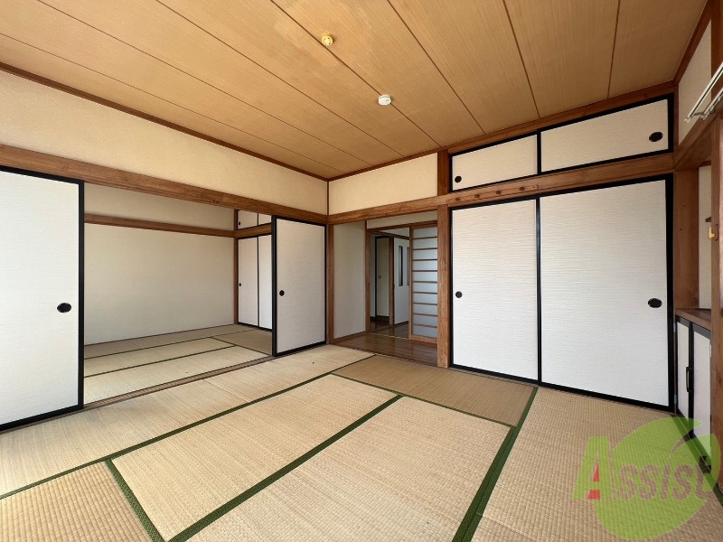 居室・リビング　陽当たり良好で広々とした８帖の和室です。