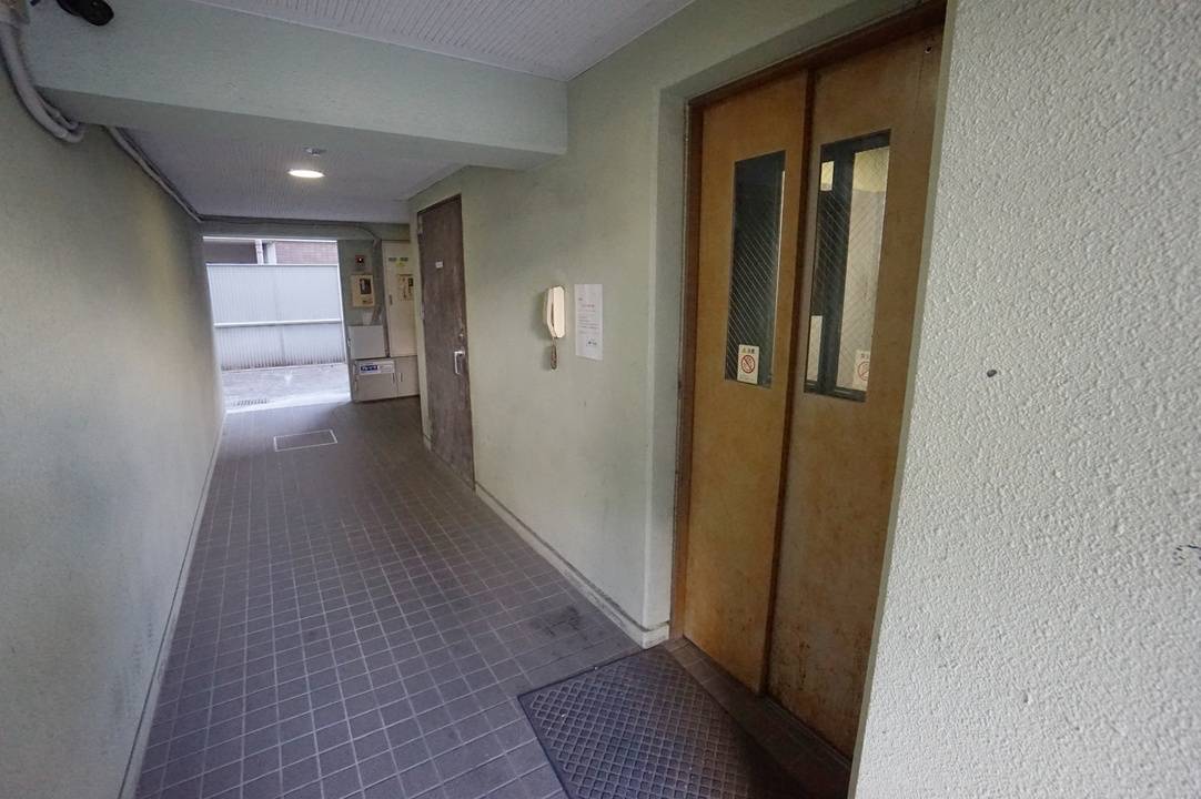 エントランス　エレベーター