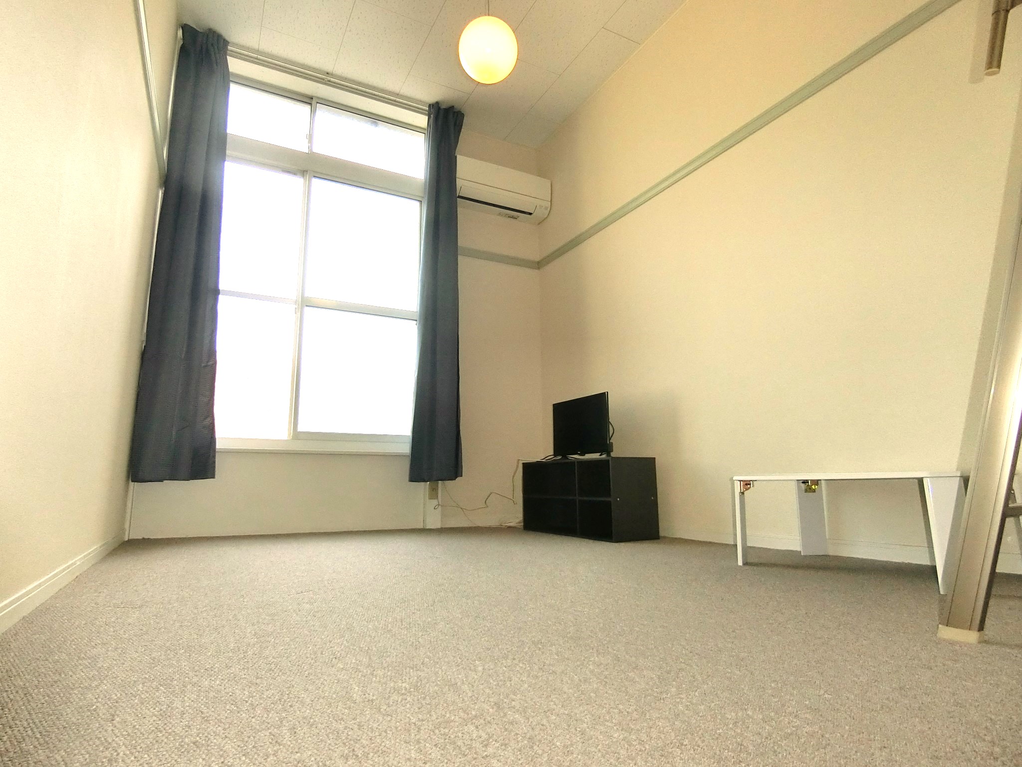 その他　テレビ・ローテーブル・エアコン・照明・カーテンを完備です☆
