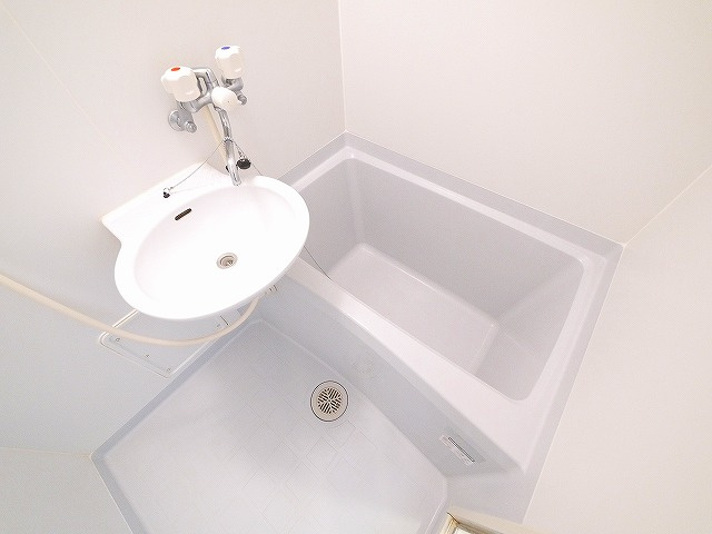 バス・シャワールーム　落ち着いた空間のお風呂です