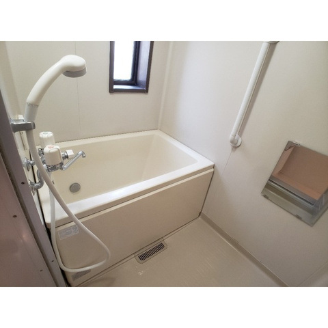 バス・シャワールーム　追焚付き。窓があり換気良好。