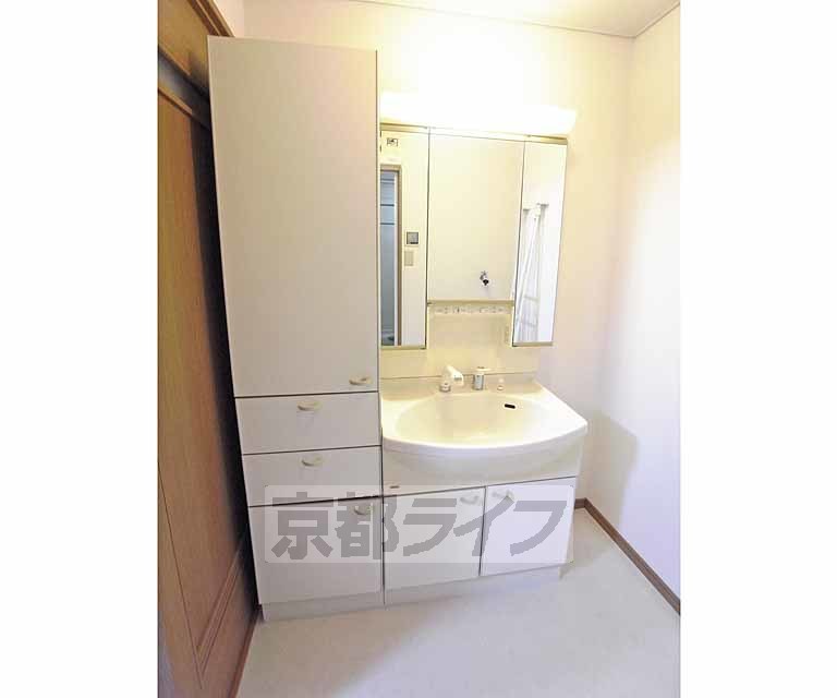 洗面設備　収納が充実した洗面台