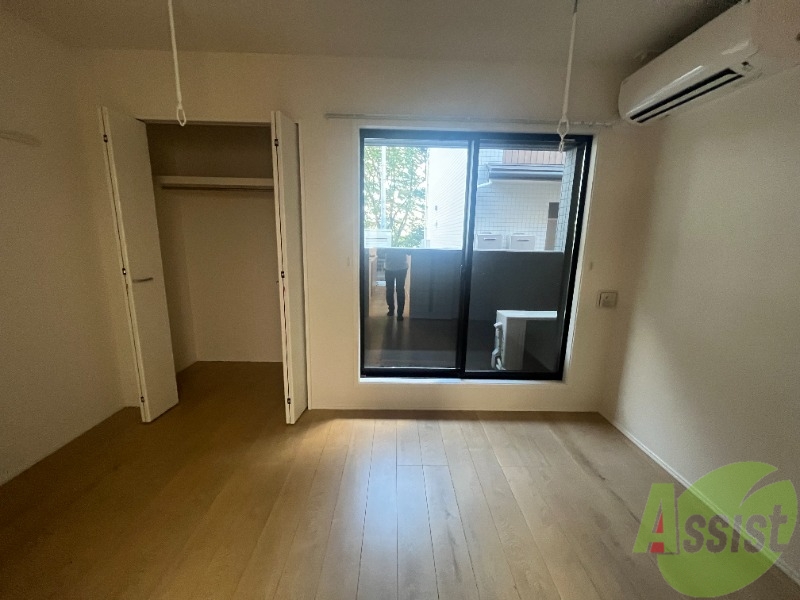 居室・リビング　６．４帖の洋室です、窓が大きく光が差し込みますね。