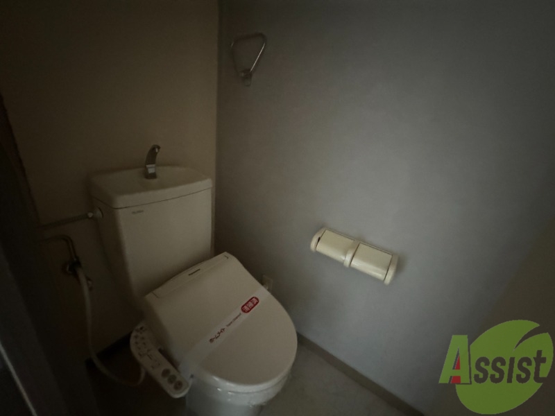 トイレ　トイレはシンプル。ウォシュレット機能付きです。