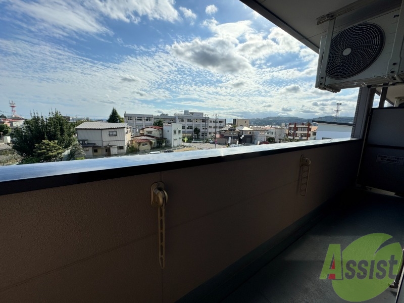 バルコニー　バルコニーは洗濯物を干すのに十分な広さがありますね。