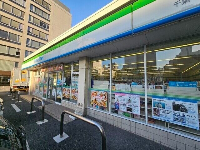 コンビニ　ファミリーマート千葉本町二丁目店（コンビニ）まで156m