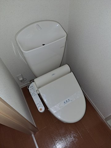 トイレ　キレイな個室空間です　※別部屋参考写真