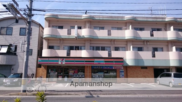 コンビニ　セブンイレブン（コンビニ）まで704m