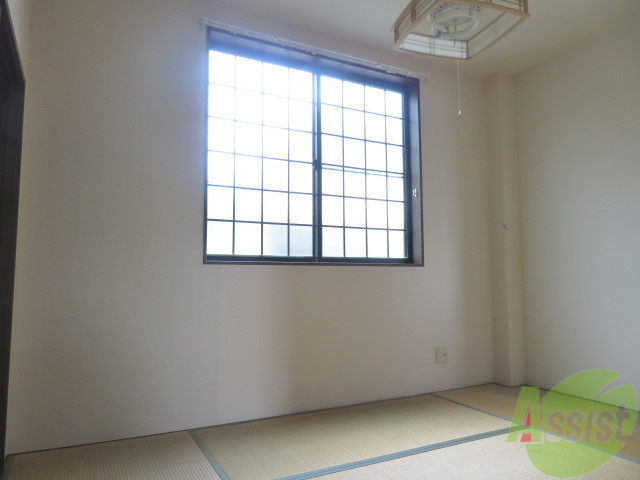 その他部屋・スペース　こちらは６帖の和室です。窓があり朝の目覚めが良さそう。