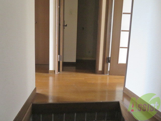 玄関　外から玄関を撮影してみました。明るい印象で気分も上がりそう。