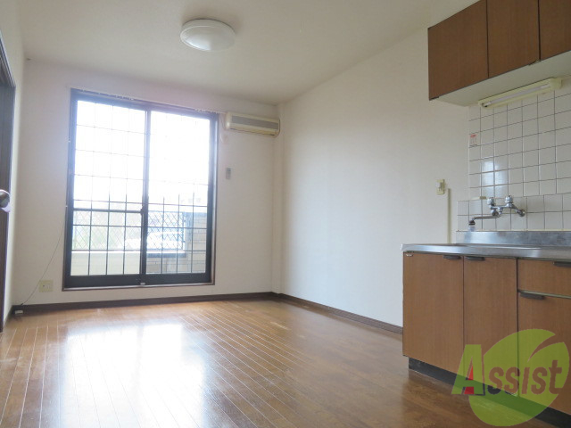 居室・リビング　リビングはこちらです。陽が入って明るい印象ですね。