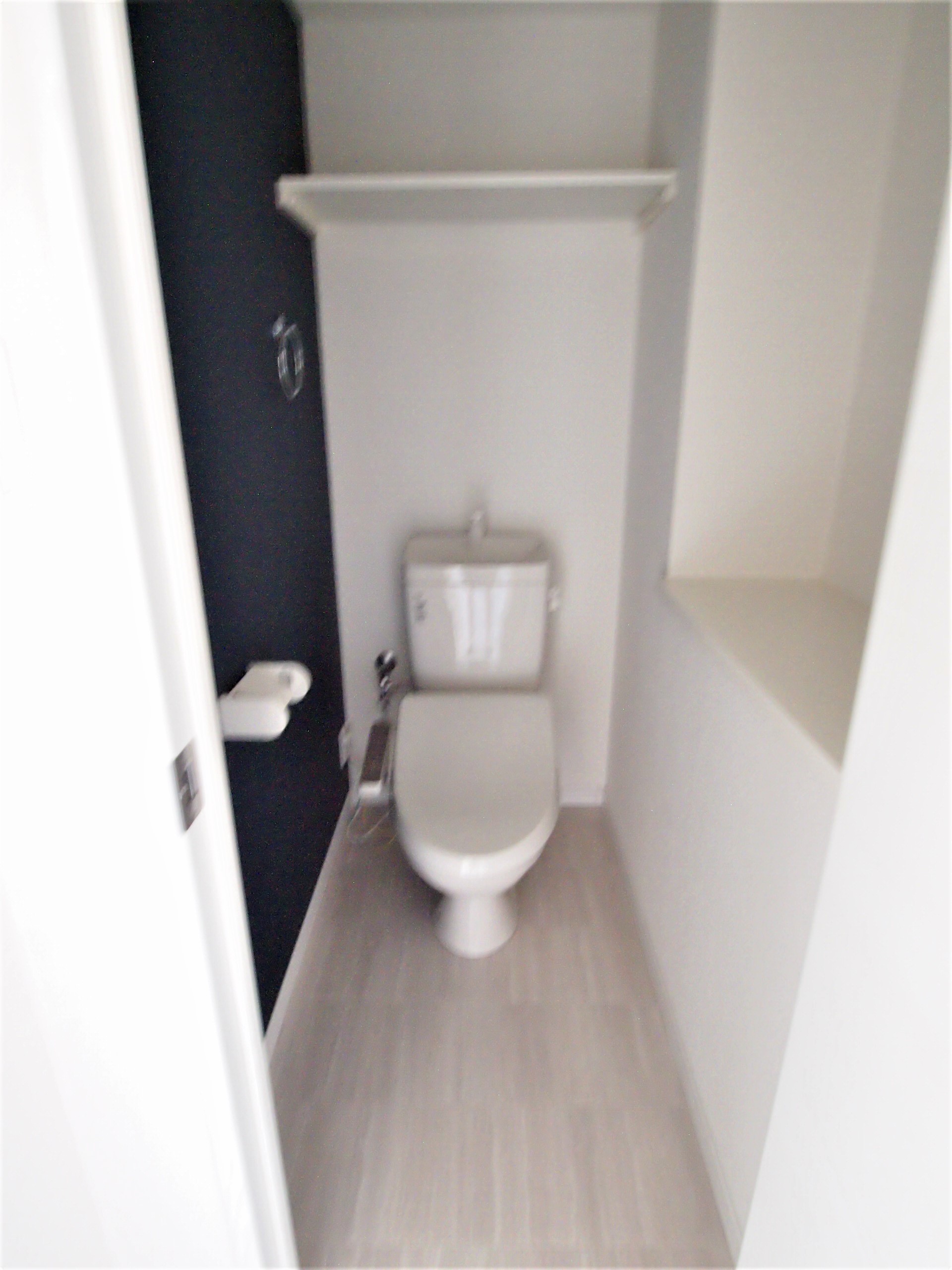 トイレ　快適な温水洗浄便座付！　タオル掛け、ペーパーホルダーあります