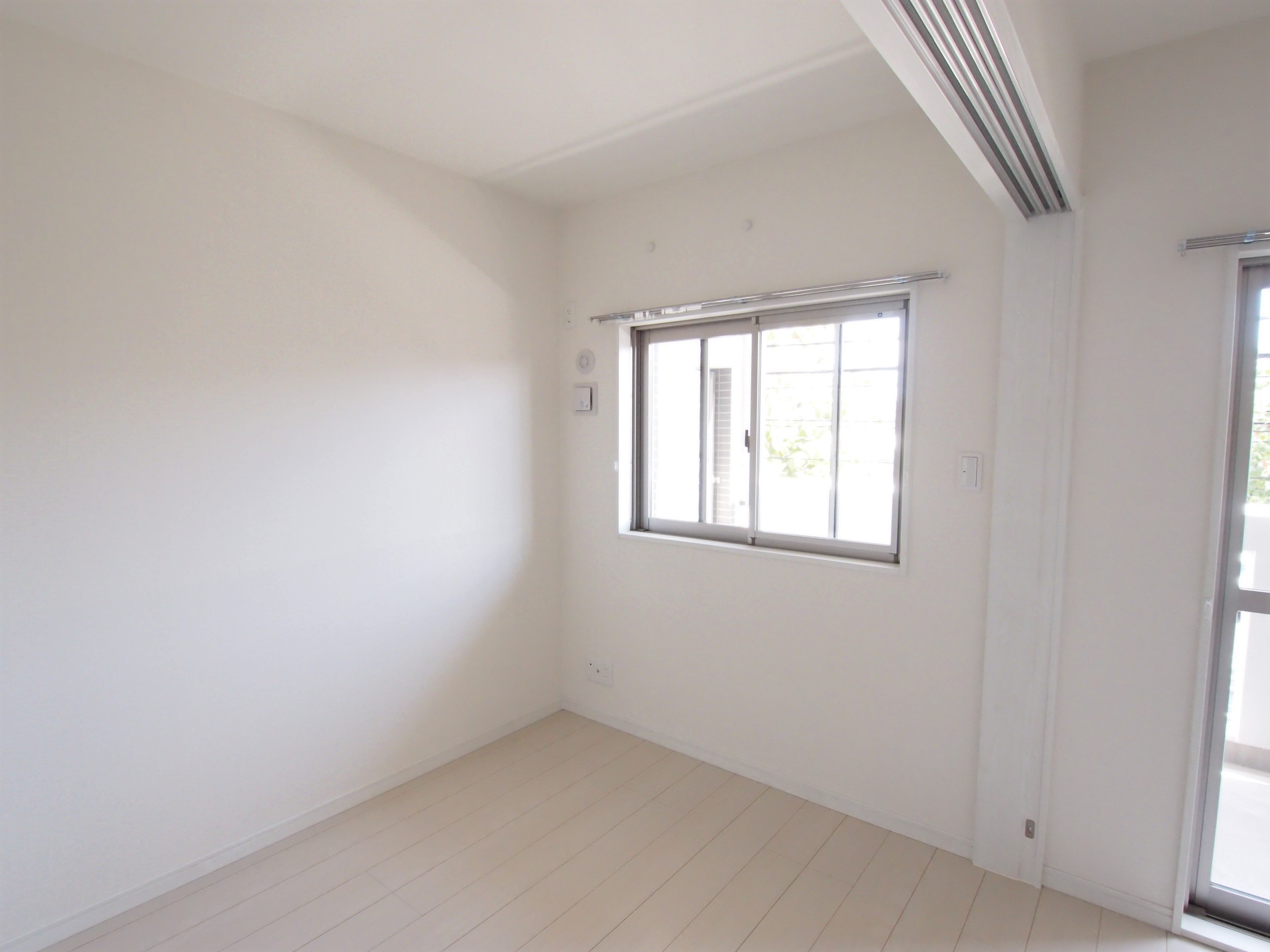 居室・リビング　洋室3.95帖　フローリングなのでお掃除も楽々です。