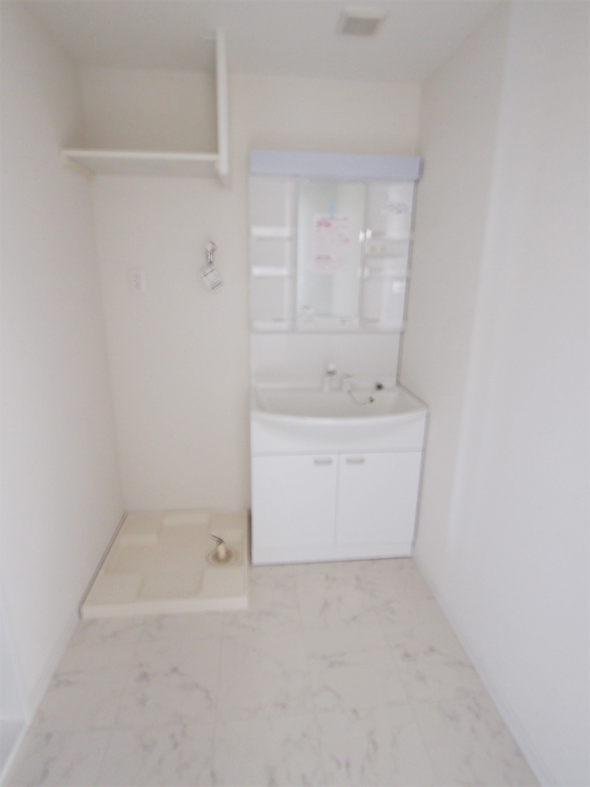 洗面設備　身支度も整うシャワー付き洗面台　洗濯機も隣に設置できます