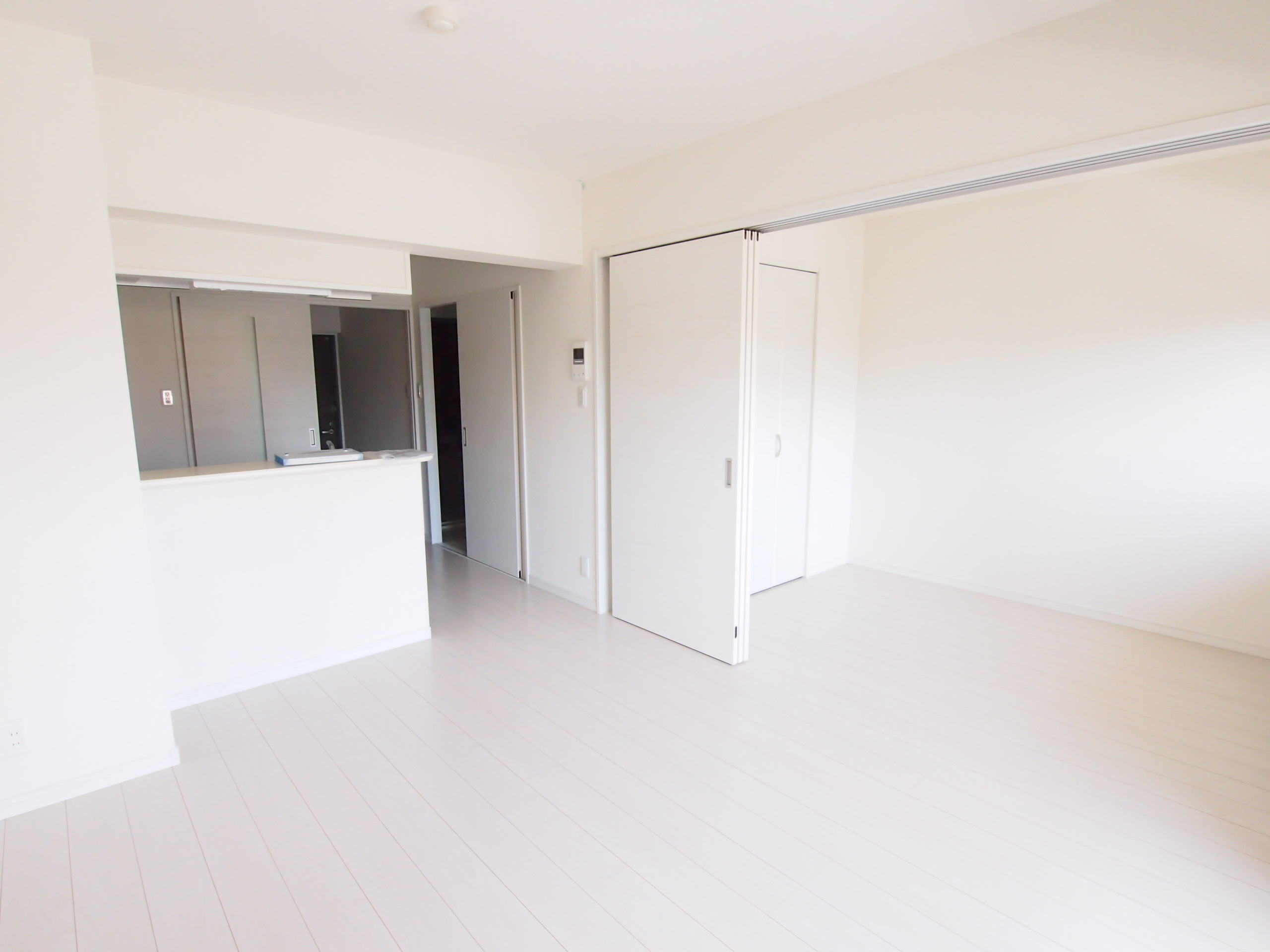 居室・リビング　一人暮らしにはちょうどいい広さのリビングです。