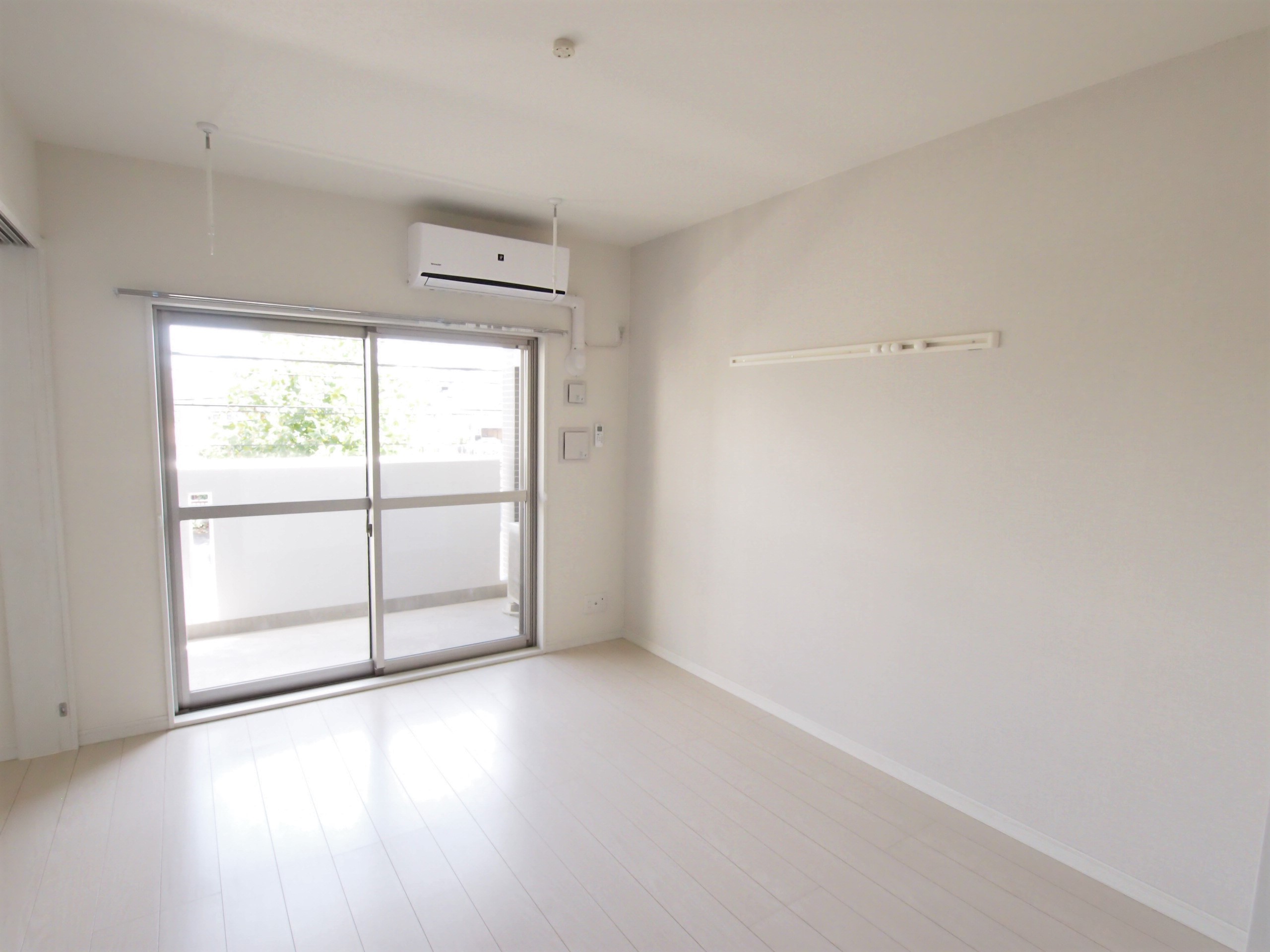 居室・リビング　リビング10.38帖　白を基調とした爽やかなお部屋です。