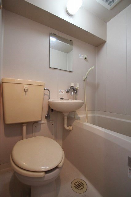 バス・シャワールーム　同物件、別号室のものです。