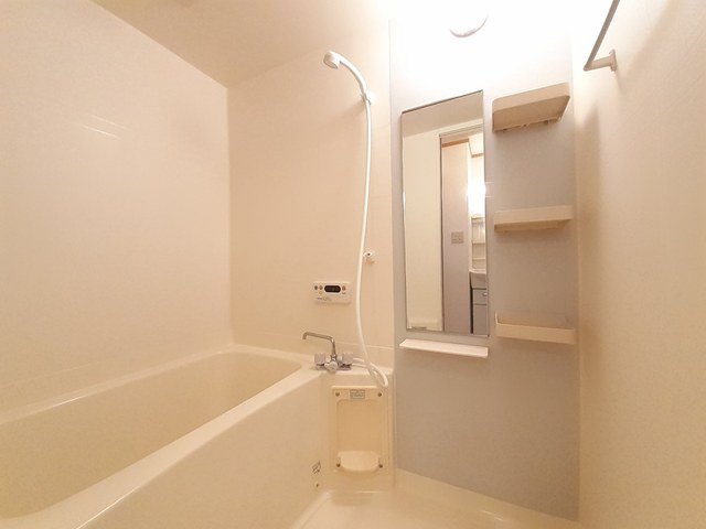 バス・シャワールーム　コンパクトで使いやすいお風呂です