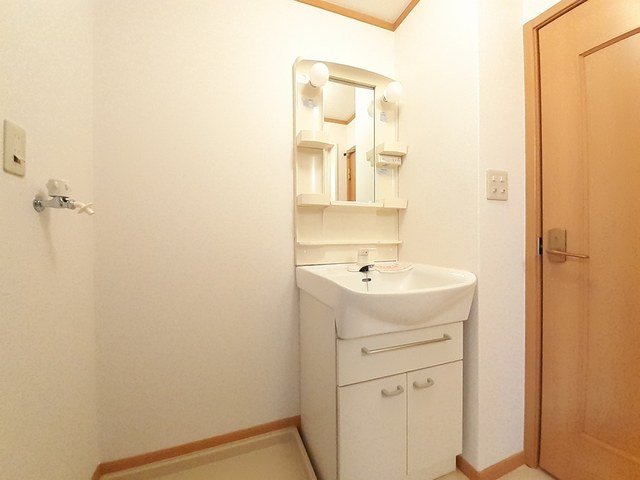 洗面設備　明るい洗面所です
