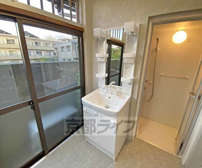 洗面設備　独立シャワー洗面台です。