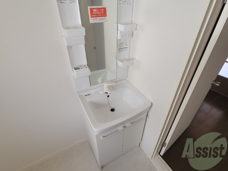 洗面設備　洗面台も新しくなっておりシャワー付き。うらやましいです。