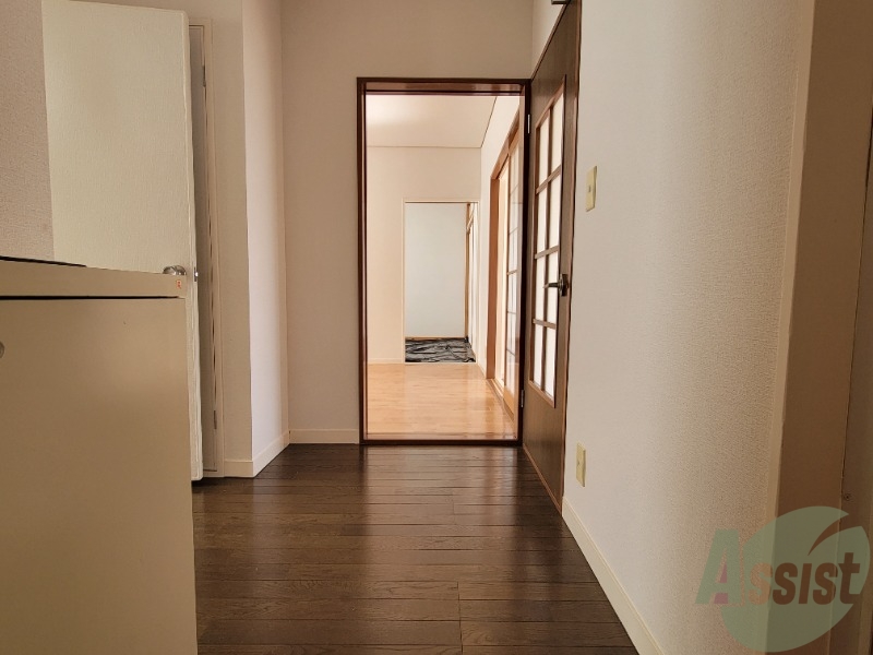 玄関　玄関からはお部屋の中が見えないようになっておりイイ感じ。