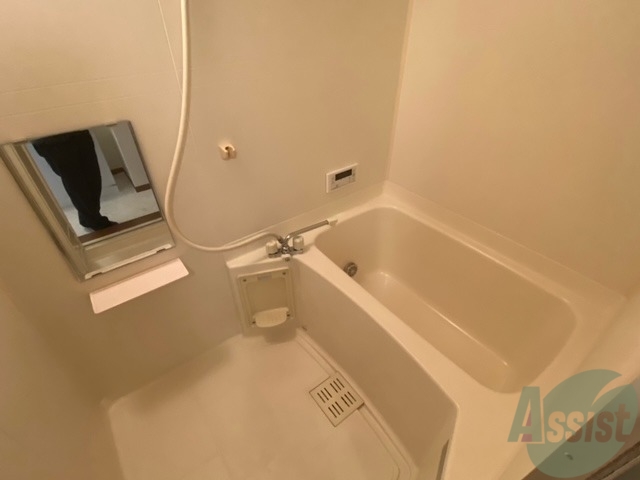 バス・シャワールーム　浴室です。バスタブが広くてゆったりできます。