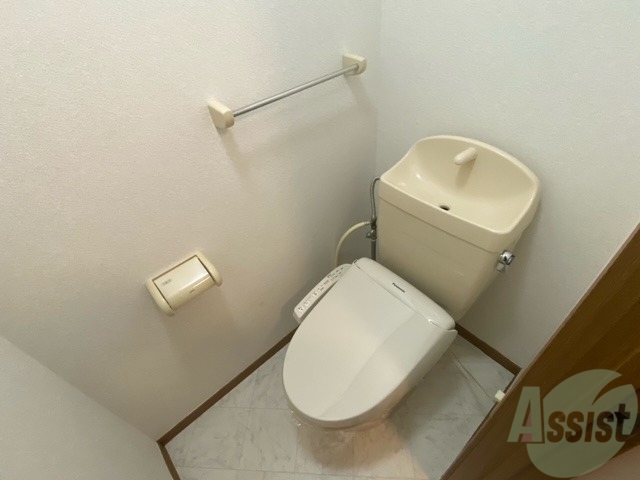 トイレ　トイレは、嬉しいウォシュレット付きです。