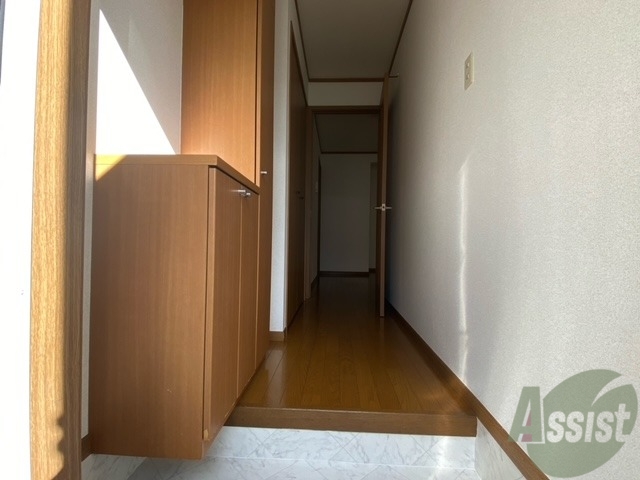 玄関　外から玄関を撮影してみました。広いリビングに繋がっています。