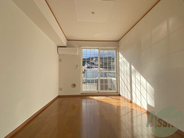 居室・リビング　リビングはこんな感じです。窓が大きくて良く陽が入ってきます