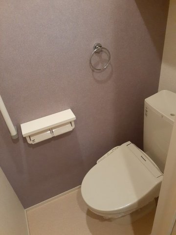 トイレ　落ち着いた色調のトイレです