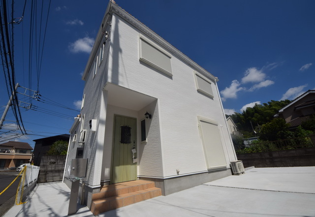 建物外観　～青い空に映える外観っ～