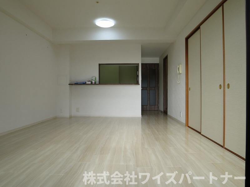 居室・リビング　※別号室の為、現況優先