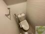 トイレ　トイレです。タオル掛けもついて便利ですね