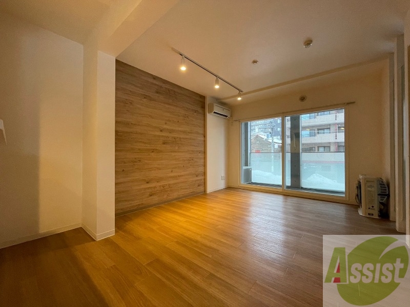 居室・リビング　木目のフローリングは落ち着きのある印象のお部屋になりますね。